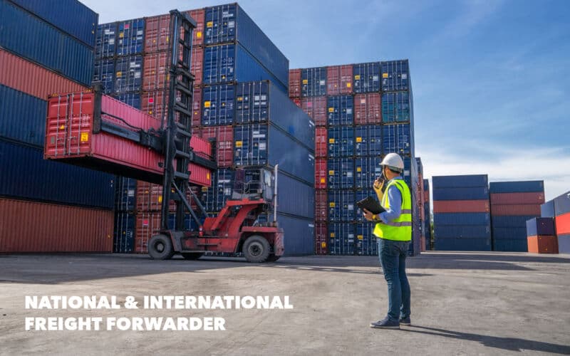 Fotografía de carga y logística. Texto en la imagen: “NATIONAL & INTERNATIONAL FREIGHT FORWARDER”