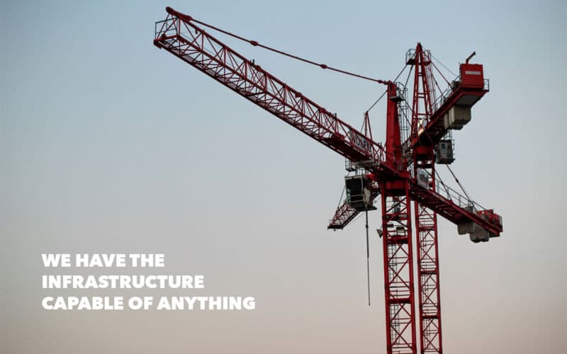 Fotografía de carga y logística. Texto en la imagen: “WE HAVE THE INFRASTRUCTURE CAPABLE OF ANYTHING”