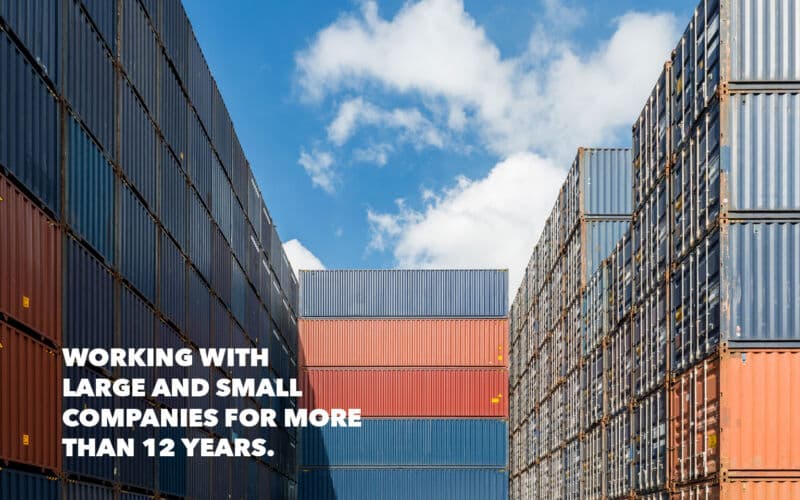 Fotografía de carga y logística. Texto en la imagen: “WORKING WITH LARGE AND SMALL COMPANIES FOR MORE THAN 12 YEARS.”